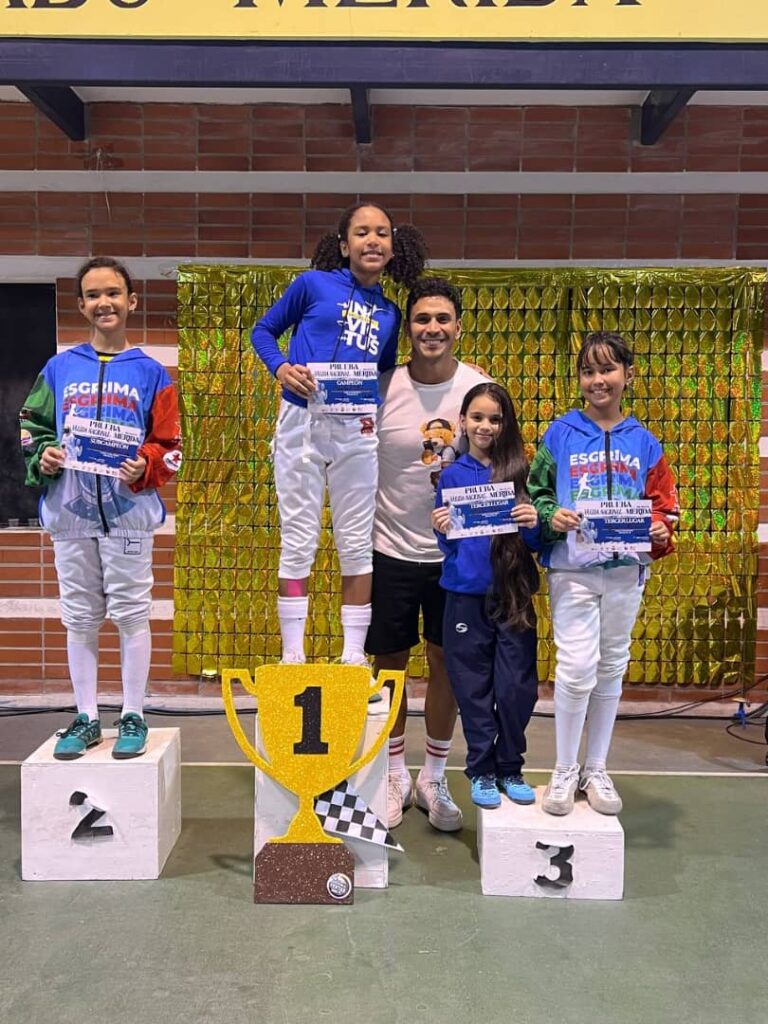 Anmary Carabalí (oro) y Carla López (bronce) en sable B, las premió el olímpico Rubén Limardo