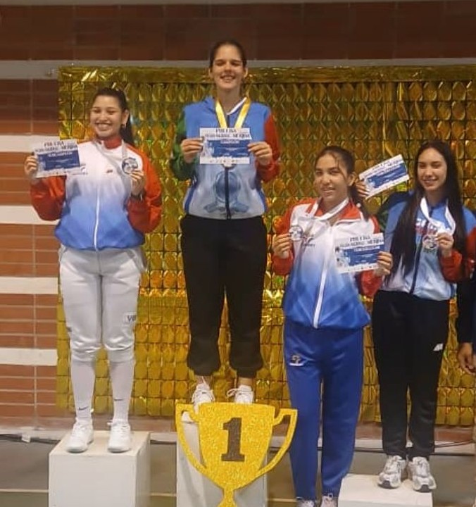 Ariana Prieto (plata) y María Zambrano (bronce) en sable adulto