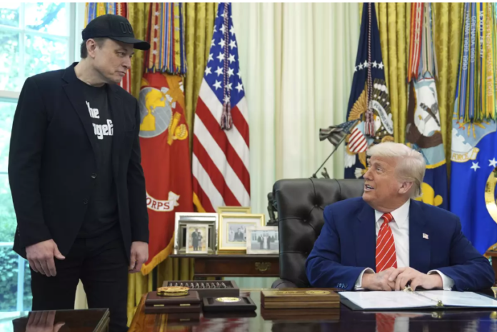 El presidente estadounidense Donald Trump habla en conferencia de prensa con Elon Musk en el Despacho Oval de la Casa Blanca