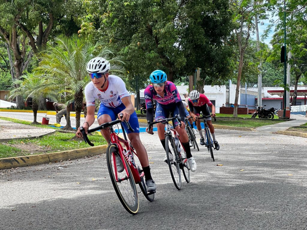 Ciclistas de 11 estados del país se dieron cita