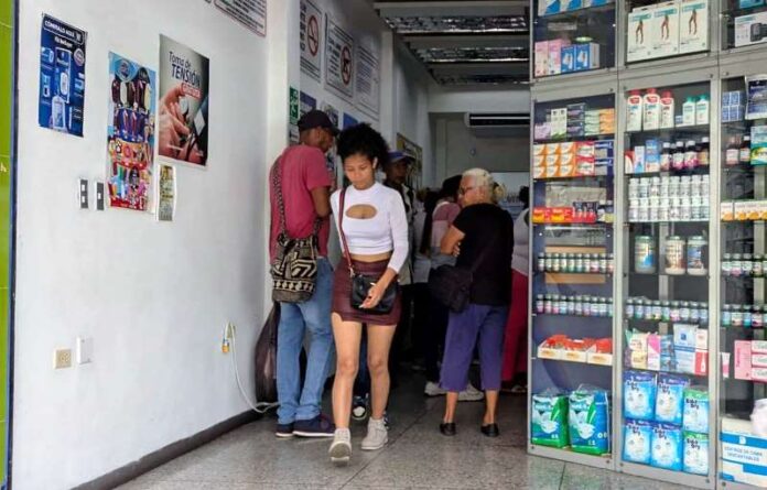 Ciudadanos comparan precios en diferentes establecimientos para ahorrar lo más que se pueda