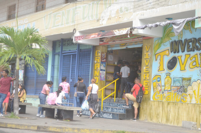 Cuando los trabajadores van a comprar sienten impotencia porque el dinero no alcanza