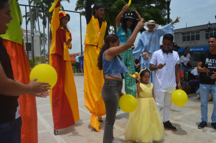 La pequeña tocó la campana junto a sus orgullosos y felices padres