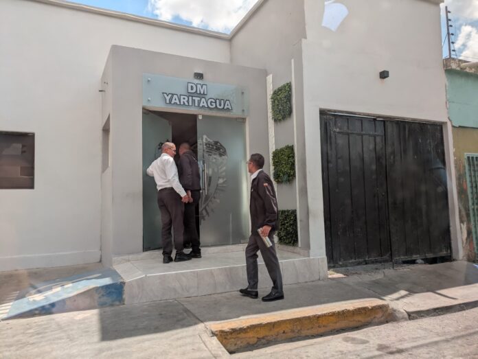 Detectives de la policía científica iniciaron la investigación del caso