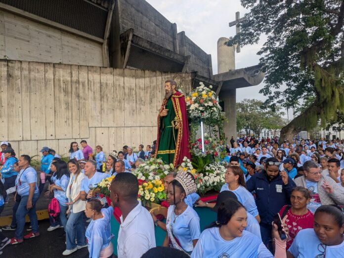 Devotos acompañaron el recorrido de San Felipe