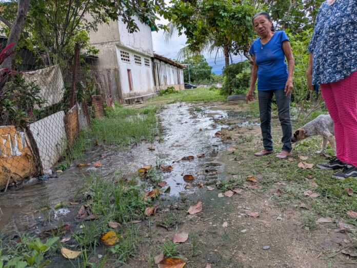 El agua fétida recorre la única calle de la zona