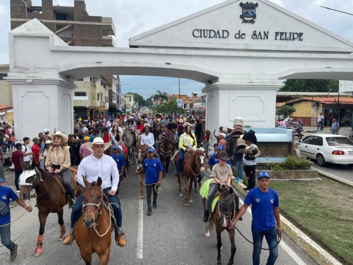 El alcalde Rogger Daza, junto a la primera dama Aliana Yglesias, participaron en la cabalgata