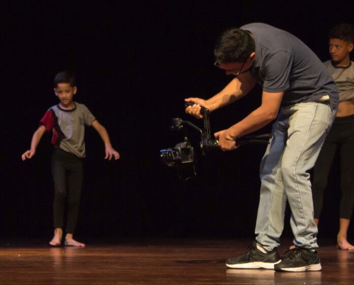 El filme retrata la danza como un arte visceral, transformador y lleno de sentido social