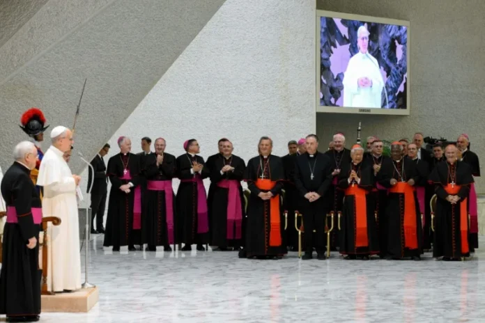 El papa León XIV, durante su primera audiencia con los miembros de la curia romana, en Ciudad del Vaticano