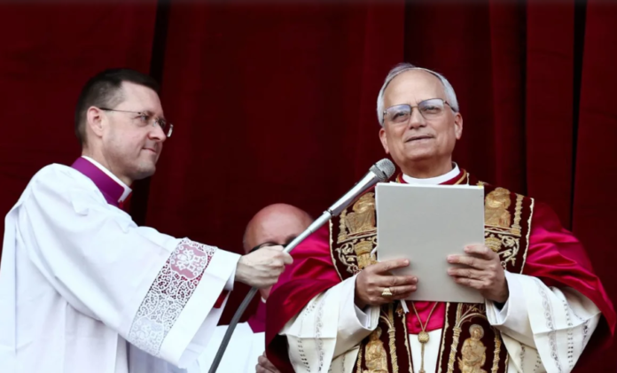 El papa León XIV pronunció el mensaje Urbi et Orbi desde el balcón de la Basílica de San Pedro