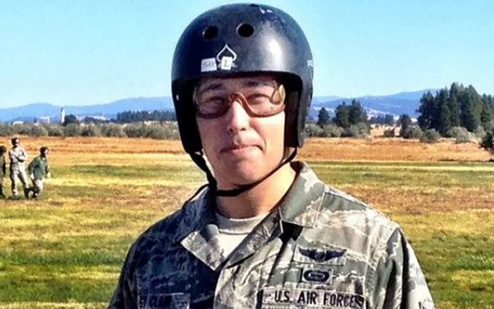 El veterano sirvió como sargento técnico en la Fuerza Aérea por nueve años hasta que se retiró con honores en 2019