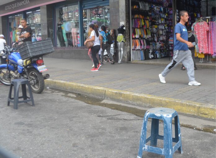 En la Avenida Libertador se ha vuelto común ver sillas y mecates