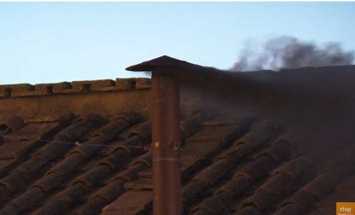 Humo negro salió la tarde de este 7 de mayo de la chimenea de la Capilla Sixtina