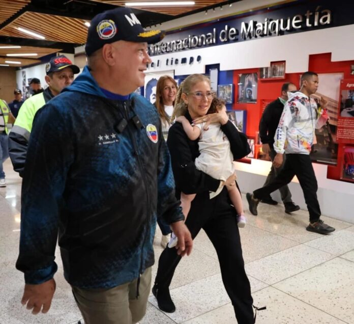 Autoridades nacionales compartieron imágenes de la llegada de la pequeña