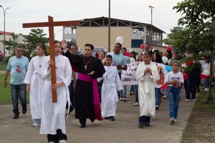 Monseñor Delgado fue recibido por los jóvenes de la comunidad