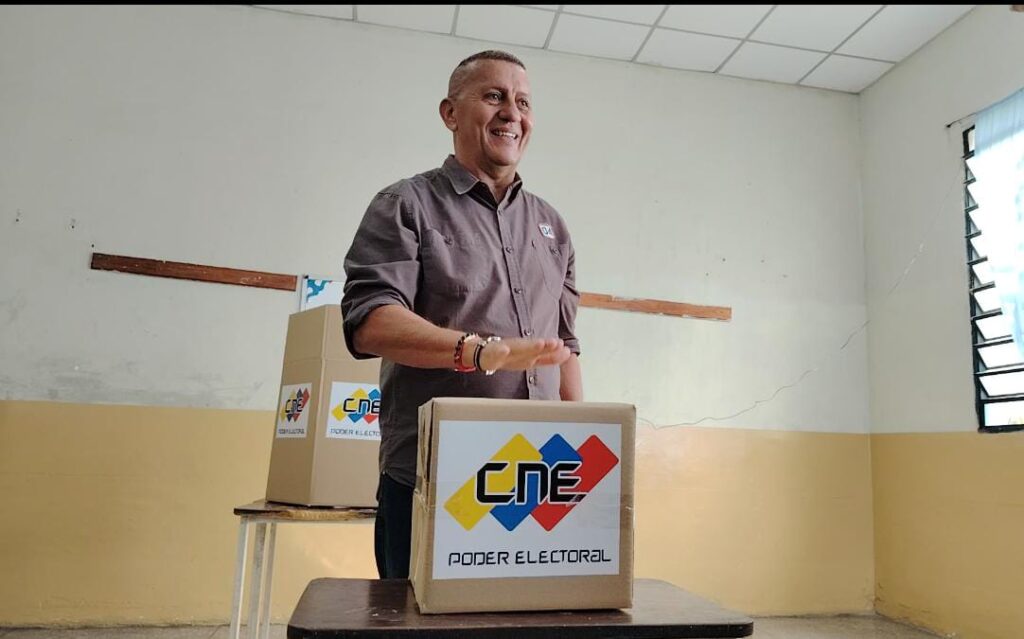 Alcalde Carlos González al momento de votar en Chivacoa