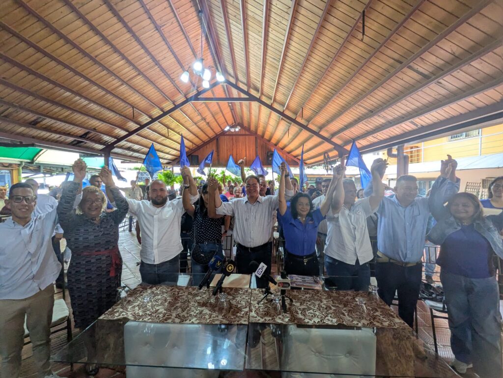 José de la Cruz Reyes junto a los candidatos que lo acompañan para el Cley y la AN