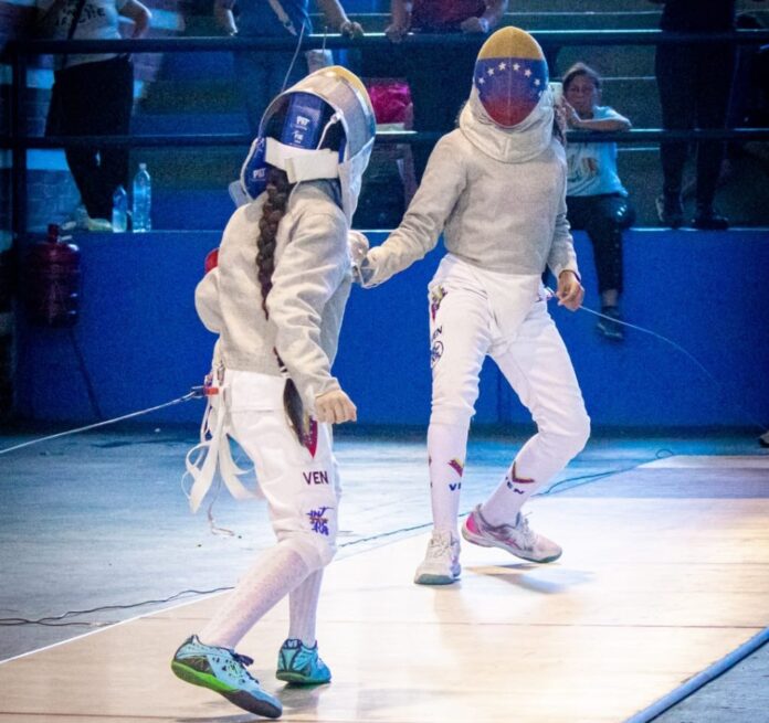 Anmary Carabalí y Carla López en combate. Ambas ganaron par de medallas cada una: oro y bronce