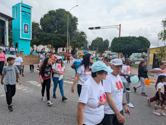 A primera hora realizaron una caminata que partió desde el Club Italven, llegó hasta la redoma del Colegio Fray Luis Amigó