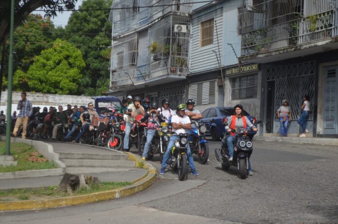 En las estaciones de servicio abundan las colas, sobre todo de motos