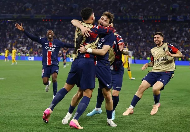 La alegría de los parisinos tras el cuarto gol