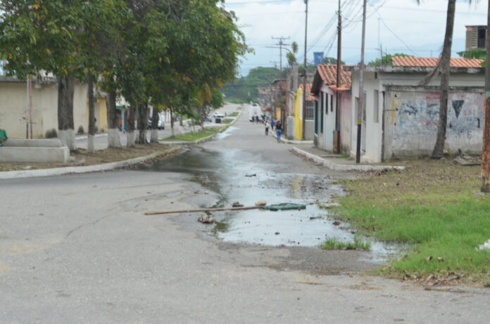 La calle principal de la urbanización San José es recorrida por agua de cloacas