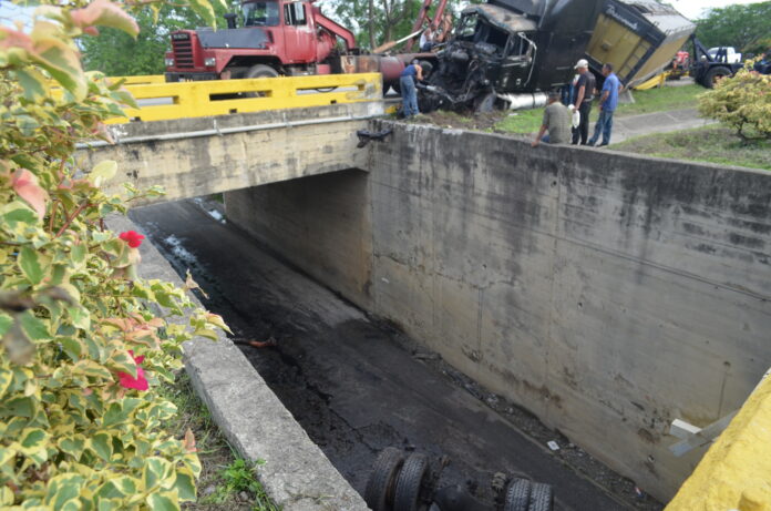 La gandola quedó atrapada en el puente tras el impacto