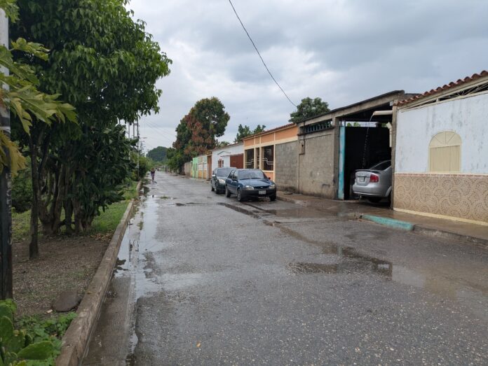 La mayoría de las calles en la comunidad están a oscuras