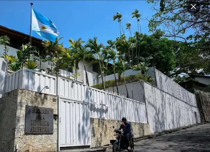 Las cinco personas se mantenían en la Embajada de Argentina desde el 20 de marzo de 2024