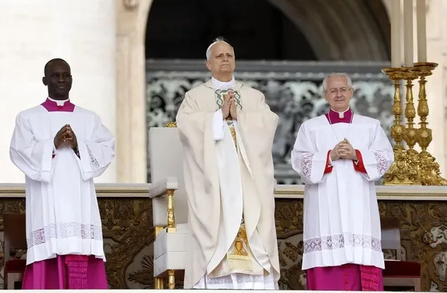 León XIV, al inicio de la ceremonia de entronización