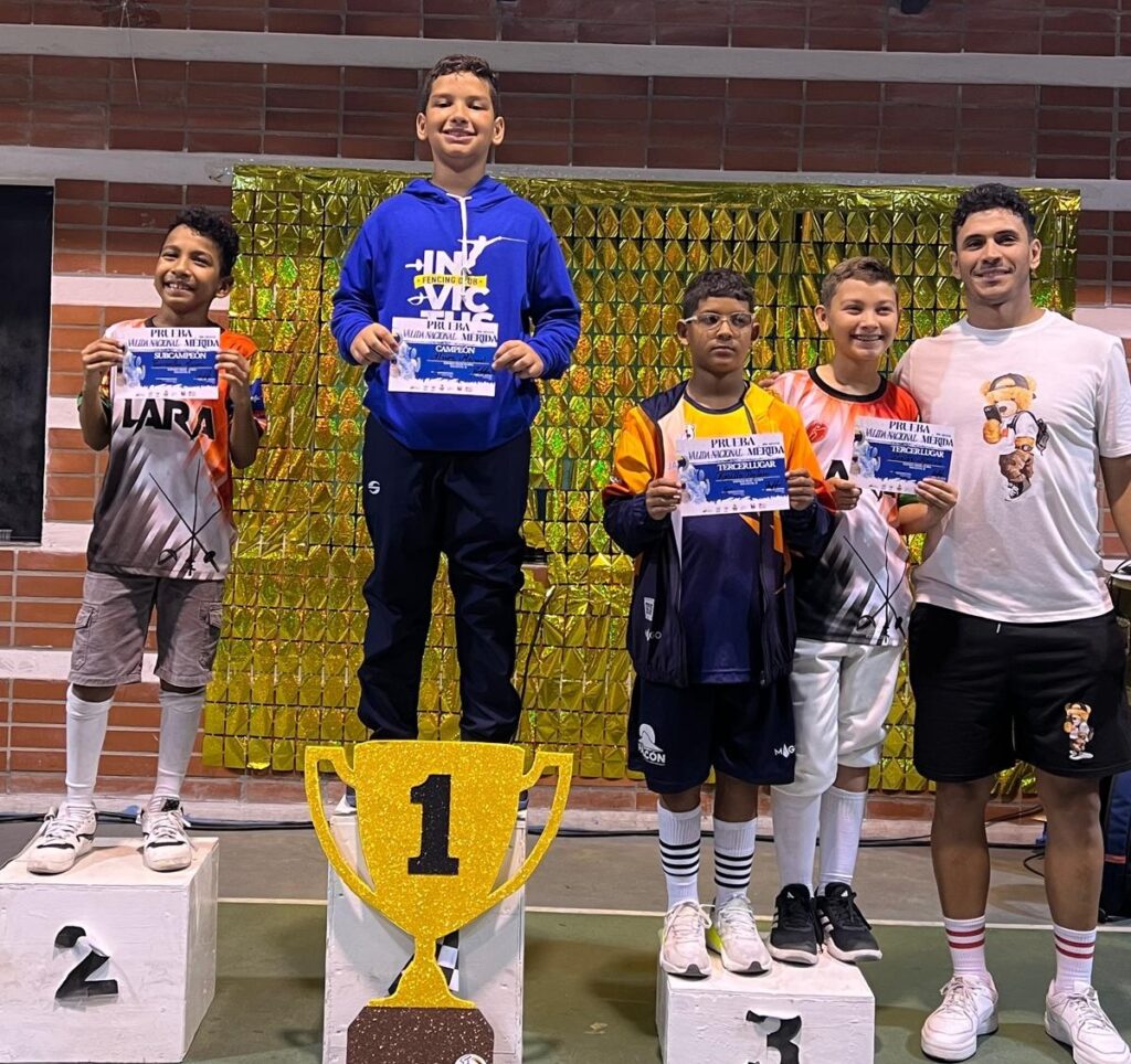 Manuel Álvez ganó oro en sable B y oro en espada B, lo premió el olímpico Rubén Limardo