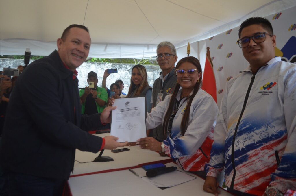 Momento en el que recibe la credencial de gobernador