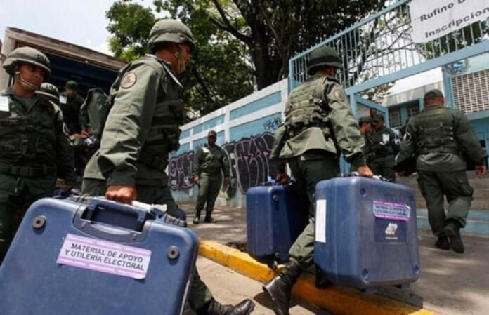Los efectivos custodian el material y acompañan en las labores de traslado que se realizan vía aérea