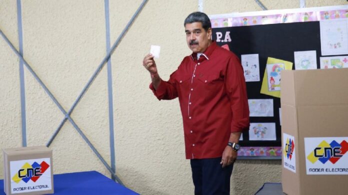 Presidente Nicolás Maduro votando en las elecciones regionales y parlamentarias