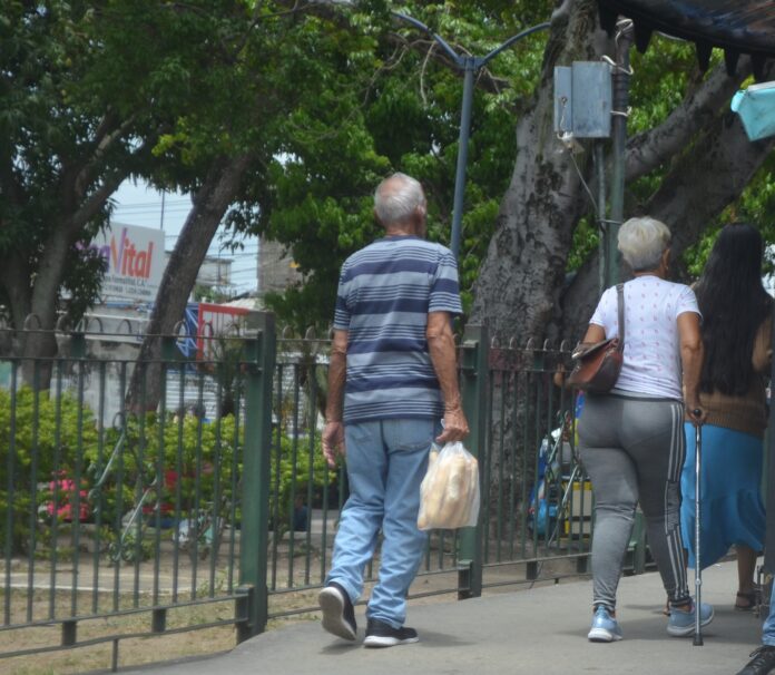 Lo que cobran de pensión a duras penas alcanza para una bolsa de pan