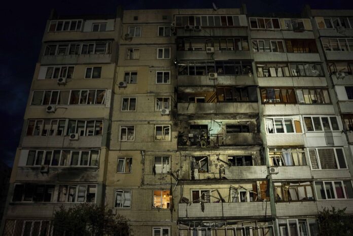 Un edificio residencial dañado tras un ataque ruso en Kiev, Ucrania