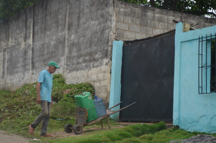 Vecinos cargan agua diariamente en carruchas o carretillas