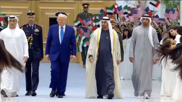 Donald Trump fue recibido durante su visita a Emiratos Árabes Unidos con una expresión conocida como danza del cabello