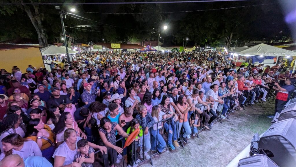 Nutrido público disfruta de las diferentes atracciones musicales