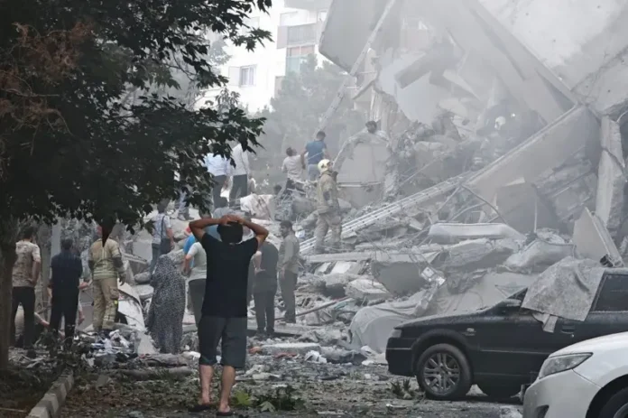 Rescatistas y población civil en un edificio gravemente dañado por los ataques israelíes en Teherán Foto cortesía BBC