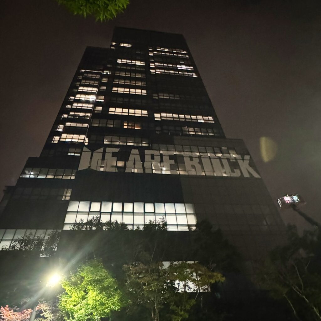 Edificios en Seúl celebran el regreso de la banda