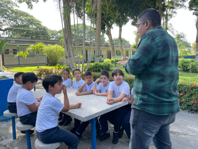 Montes estuvo hablando con los niños y aclarando sus dudas