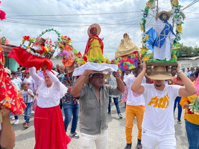 Con cantos, banderas y baile de las imágenes de San Juan, resonaron los tambores en un evento que es el abreboca para la celebración del 24 de junio