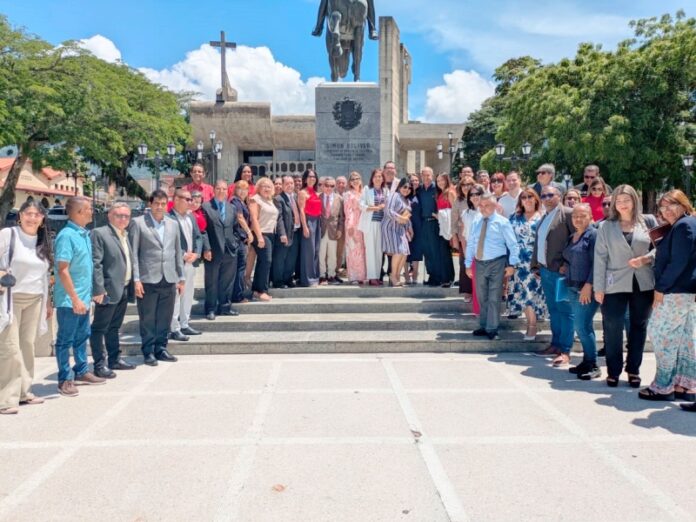 El Colegio de Abogados del estado Yaracuy conmemoró su día con una misa de acción de gracias y ofrenda floral ante el Libertador Simón Bolívar, en San Felipe. Durante la celebración fue conferida, por primera vez, la orden Victoria Iribarren de Ahmad a Norma Delgado. “Es todo un honor recibir esta condecoración, seguimos de pie, trabajando en la lucha por la justicia, que al final es lo que todos los venezolanos quieren”
