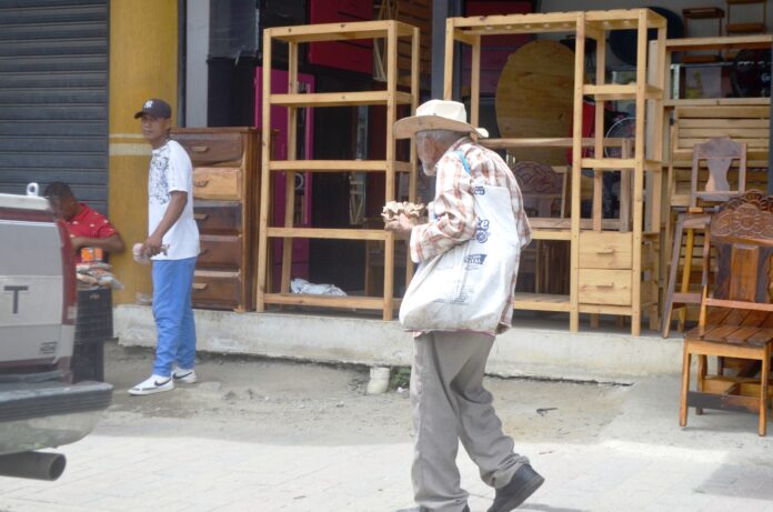 La falta de seguridad social oscurece los llamados años dorados para los abuelos en Venezuela, quienes viven una situación crítica con ingresos insuficientes para vivir, señala Sira Pastora López, presidenta del Comité de DD HH de Jubilados y Pensionados de Yaracuy. Destacó que el Día del Adulto Mayor en Venezuela, estuvieron muy lejos de tener motivos para celebrar, por lo que piden lo que por justicia merecen.