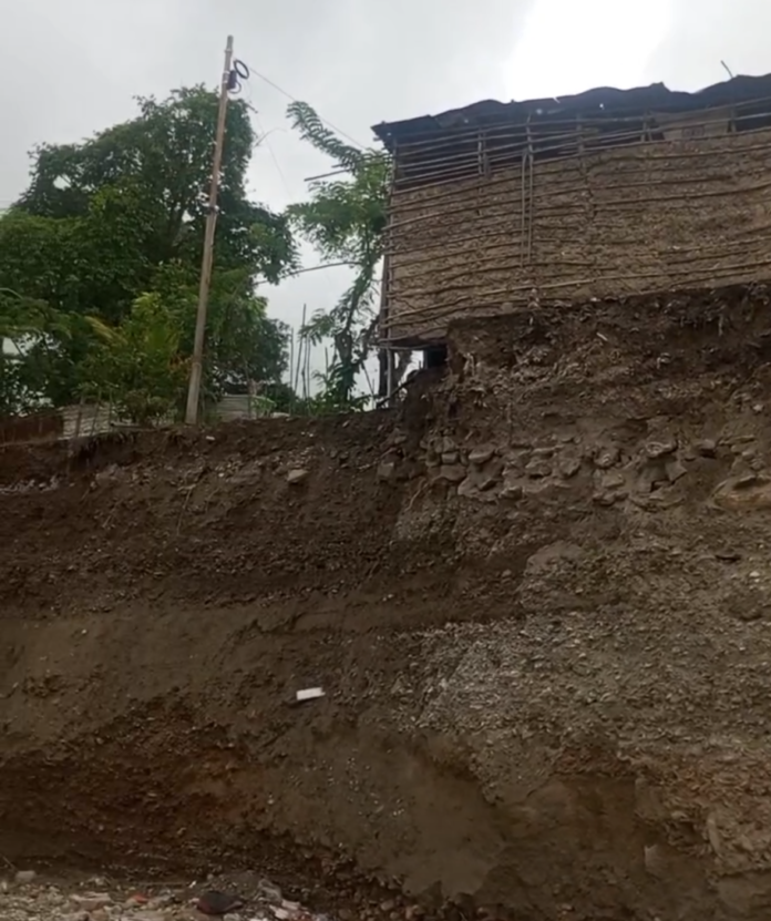 Algunas de las casas improvisadas que están a punto del colapso