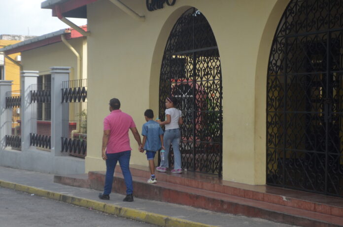 Algunos padres optaron por salir a caminar con los hijos