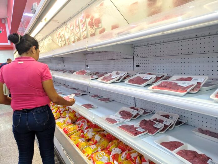 El precio del kilo de la carne está rozando los $ 10 en varios locales y supermercados, incluso la de segunda. El precio de la proteína cárnica varía dependiendo del corte y también donde se compre, lo que tiene a los consumidores cazando ofertas de opciones más accesibles como la molida en $ 6. Por su parte, el precio del kilo de queso ha bajado, hace dos semanas rondaba los Bs. 600 y ahora se consigue entre Bs. 380 y Bs. 430.