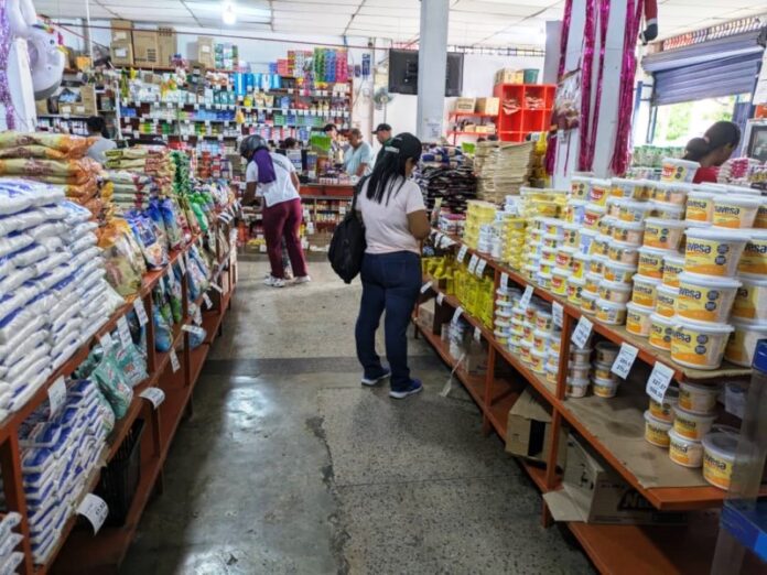 Ciudadanos visitan diversos locales buscando lo más económico
