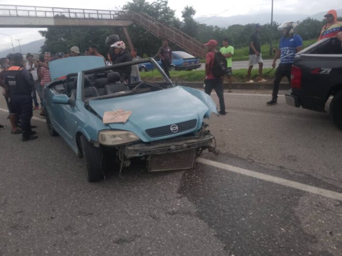 Curiosos rodearon el sitio del hecho y contaron que el impacto fue muy fuerte